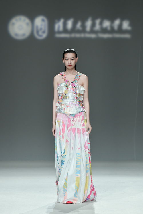 清華美院2023屆服裝與服飾設(shè)計專業(yè)畢設(shè)發(fā)布會舉行